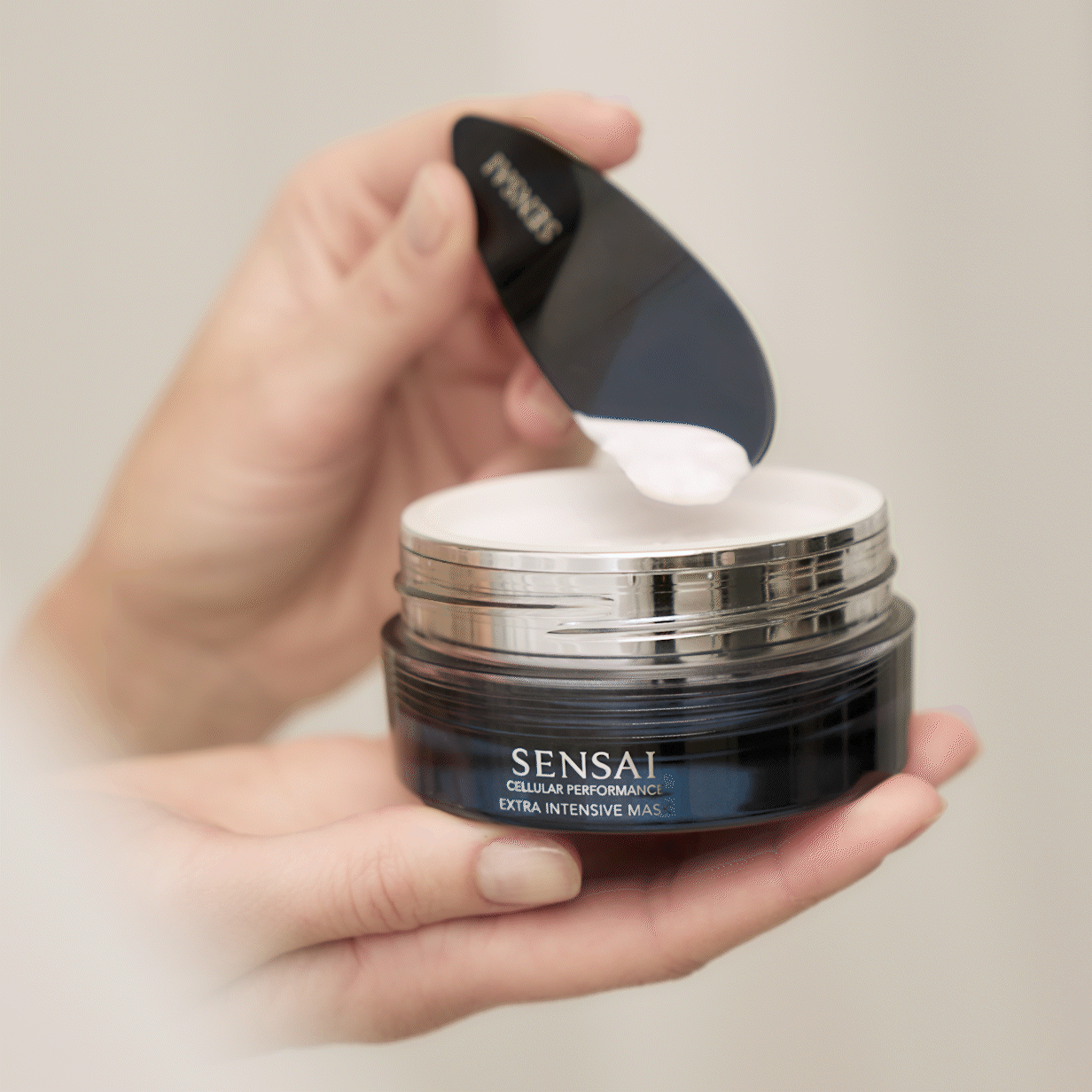 Cellular Performance Extra Intensive Mask, Produkt wird aus dem Tiegel geschöpft, Nahaufnahme des Produkts, das auf das Modell aufgetragen wird, während es nach oben blickt, und Nahaufnahme der Textur
